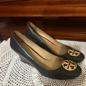 TORY BURCH
Chelsea leather wedge pumps.